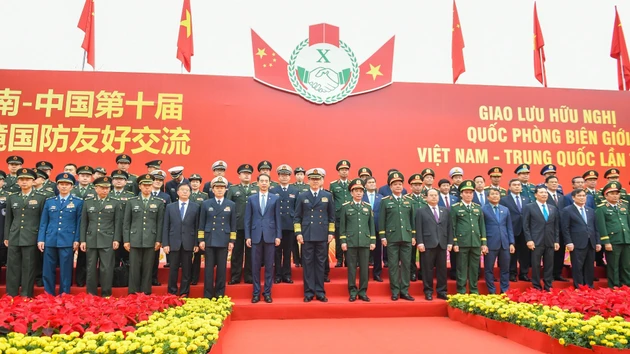 潘文江大将与中国国防部长董军上将同两国国防部代表团合影。