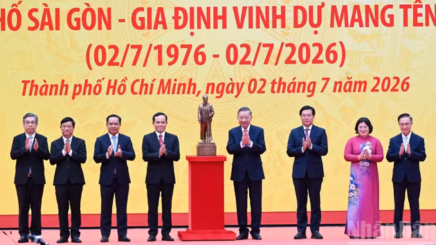 越共中央总书记、国家主席苏林向胡志明市党部、政府和人民赠送胡志明主席雕像。