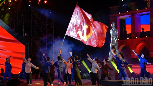 “赤手塑山河”特别节目在胡志明博物馆胡志明市举行。