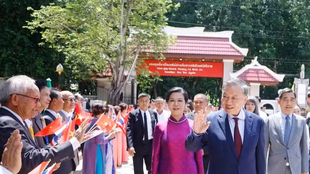 越共中央总书记、国家主席苏林及夫人造访乌隆府胡志明主席遗迹区。