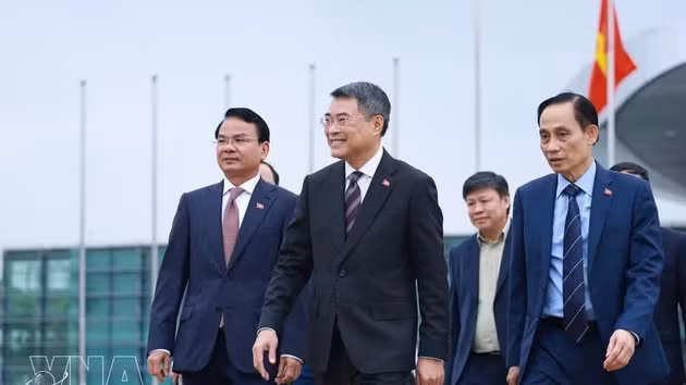 政府总理黎明兴率越南高级代表团启程赴俄出席东盟-俄罗斯对话伙伴关系35周年纪念峰会。