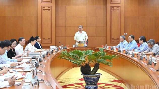 越共中央总书记苏林与政府党委常务委员会召开工作会议。