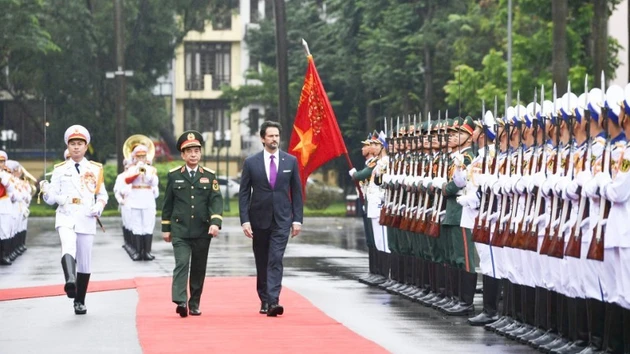 国防部长潘文江大将和斯洛伐克副总理兼国防部部长罗贝尔特·卡利尼亚克共同检阅越南人民军仪仗队。