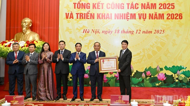 越南国家主席梁强向国家主席府办公厅授予三等劳动勋章。