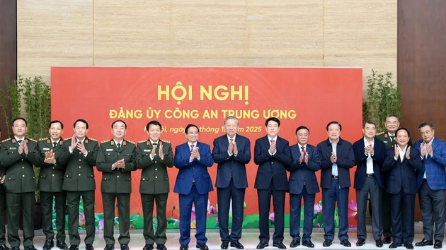 苏林总书记和各位党和国家领导人以及各位代表出席会议。