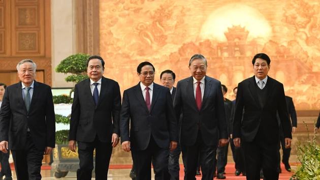 越共中央总书记苏林，越南国家主席梁强，越南政府总理范明正，越南国会主席陈青敏出席会议。