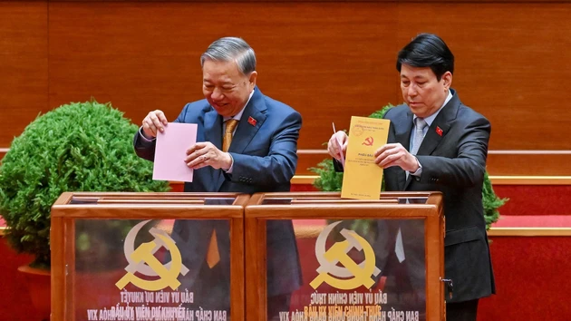 越共中央总书记苏林和国家主席梁强投票选举越南共产党第十四届中央委员会委员和候补委员。