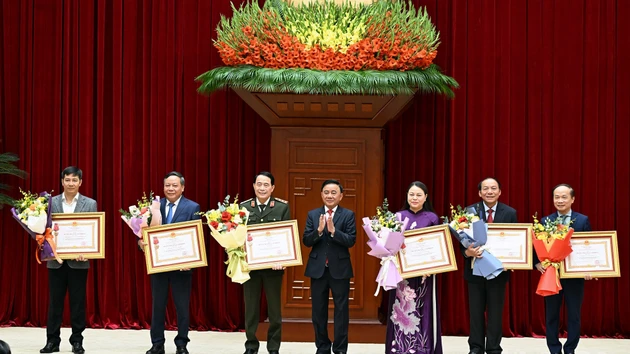 陈锦秀同志向在大会筹备、组织和服务工作中表现突出的单位授予一级劳动勋章。