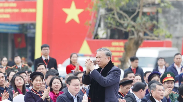 苏林总书记与高平省各民族人民亲切交谈。