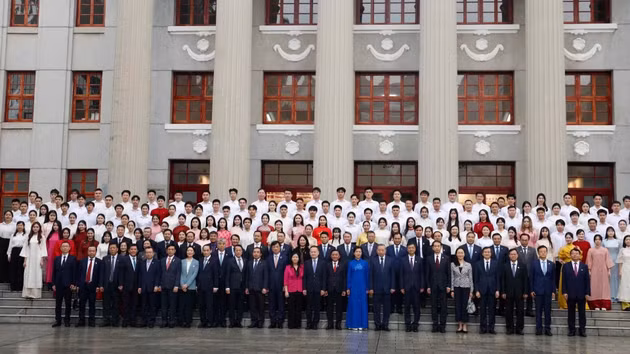 越共中央总书记、国家主席苏林和越南高级代表团造访“中央学舍区”旧址。