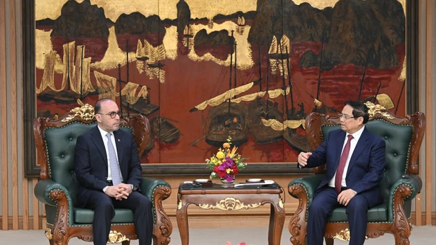 范明正总理（右）与哈立德·阿里·阿卜杜拉·阿贝尔大使。