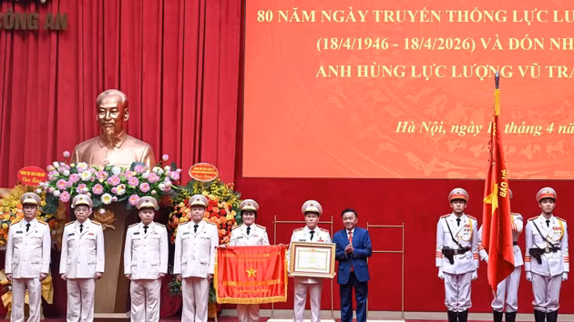 越共中央书记处常务书记陈锦秀出席国内安全力量传统日80周年纪念典礼。