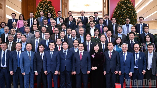 范明正总理同与会代表合影。