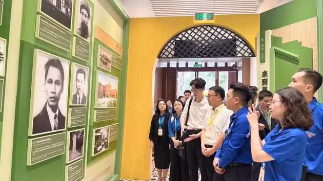 在该旧址，代表团聆听了许多关于胡志明主席及曾在此活动的越南革命者的朴素故事。