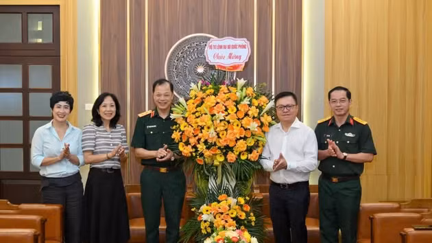 由86司令部政治委员阮明胜中将率领的86司令部工作代表团到访《人民报》并表示祝贺。（图：世大摄）