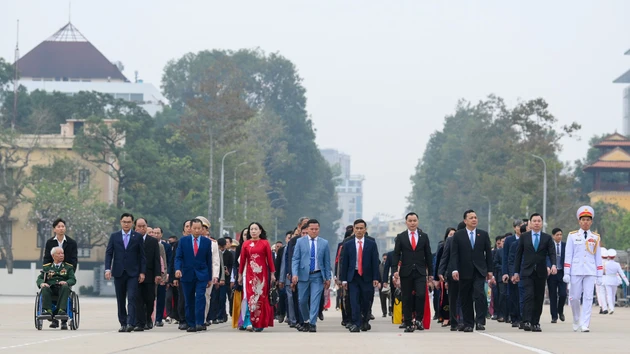 全国优秀党支部书记代表入陵瞻仰胡志明主席遗容。