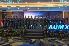 越南代表团与印尼和美国代表合影。（图片来源：越通社）