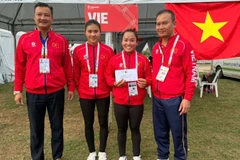 越南皮划艇运动员阮氏香和叶氏香在女子双人皮划艇500米决赛中率先冲线，为越南摘得本届赛事的首枚金牌。（潘石 摄）