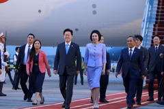 韩国总统李在明偕夫人抵达河内，开始自2026年4月21日至24日对越南进行国事访问。（图片来源：越通社）