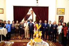 双方代表合影。（图片来源：越通社）