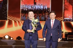 越南《人民报》社副总编辑桂廷原接受向音乐会《祖国在我心中》授予的贡献纪念章。