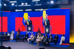 哥伦比亚新任总统阿韦拉多·德拉埃斯普列亚在就职仪式上发表讲话。（图片来源：越南驻委内瑞拉大使馆）
