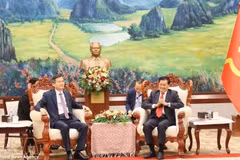 老挝人民革命党中央总书记、国家主席通伦·西苏里（右）会见前来礼节性拜会的越共中央政治局委员、胡志明国家政治学院院长段明训副教授、博士。（图片来源：越通社）
