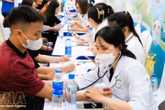 劳动者接受健康体检。（图片来源：越通社）