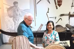 美国退伍军人罗伯特·安布罗斯·康纳参观胡志明市历史博物馆。（图片来源：sggp.org.vn）