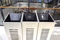 在马来西亚吉隆坡的AEON购物中心，垃圾被分类放置在多个独立垃圾桶中，方便民众进行分类投放。（图片来源：越通社）