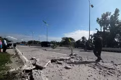 2026年6月8日，菲律宾南哥打巴托省一条在地震后开裂的道路。（图片来源：新华社/越通社）