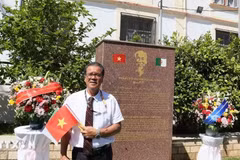 旅居阿尔及利亚首都阿尔及尔的越侨 苏阿布·哈森 在胡志明大道上的胡志明主席纪念碑前留影。（图片来源：越通社）