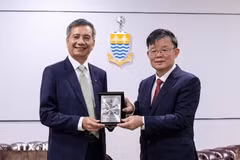越南驻马来西亚大使丁玉灵与马来西亚槟城州首席部长曹观友。（图片来源：越通社）
