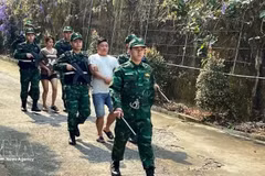 老街国际口岸边防部队押解“LC326”专案2名涉嫌贩运人口犯罪嫌疑人。（图片来源：越通社）