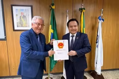 越南驻巴西大使裴文毅和巴西国家科学技术发展委员会主席、量子物理学家奥利瓦尔·弗雷雷·儒尼奥尔教授、科学博士。