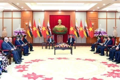 越共中央总书记苏林会见文莱苏丹哈桑纳尔。（登科 摄）