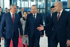 越共中央总书记苏林访问保加利亚Samel-90国防工业公司。（图片来源：越通社）