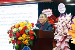 河内金融银行大学校董会主席裴春边副教授、·科学博士在开班仪式上致辞。（图片来源：越通社）