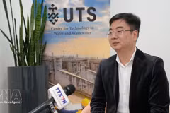 悉尼科技大学环境与水资源中心主任、澳大利亚越南知识分子与专家协会主席严德龙教授接受越通社驻悉尼记者的采访。（图片来源：越通社）