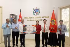 为纪念古巴革命领导人菲德尔·卡斯特罗·鲁斯诞辰100周年，越南向古巴人民象征性移交援助款项。（图片来源：越通社）