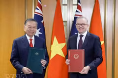 越共中央总书记、国家主席苏林与澳大利亚总理安东尼·阿尔巴尼斯移交联合声明。（图片来源：越通社）