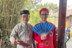 外国外交官体验越南传统奥黛与头巾。（图片来源：越通社）