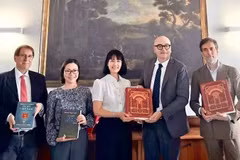 阮芳英大使向那不勒斯东方大学越南语系赠送部分越文图书。（图片来源：越南驻意大利大使馆提供）