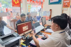 谅山省芝陵乡公共行政服务中心的官员通过VneID 应用程序处理行政程序。（图片来源：越通社）