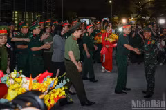 国防部和公安部领导以及各单位代表祝贺越南救援队圆满完成任务并安全返回国家。