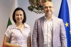 越南驻保加利亚大使阮氏明月与保加利亚旅游部长伊林·迪米特罗夫。（图片来源：越通社）
