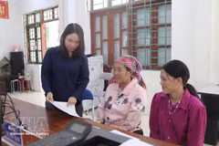 高平省芹安乡公共行政服务中心的人员指导居民办理行政手续。（图片来源：越通社）