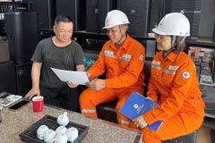 宣光电力公司人员向当地人民宣传夏季节能措施。