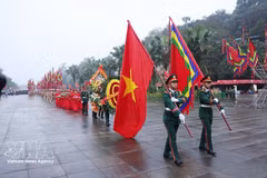 2025年雄王祭祖日活动上香仪式。（图片来源：越通社）