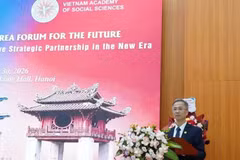 越南社会科学翰林院副院长邓春青博士在会上致辞。